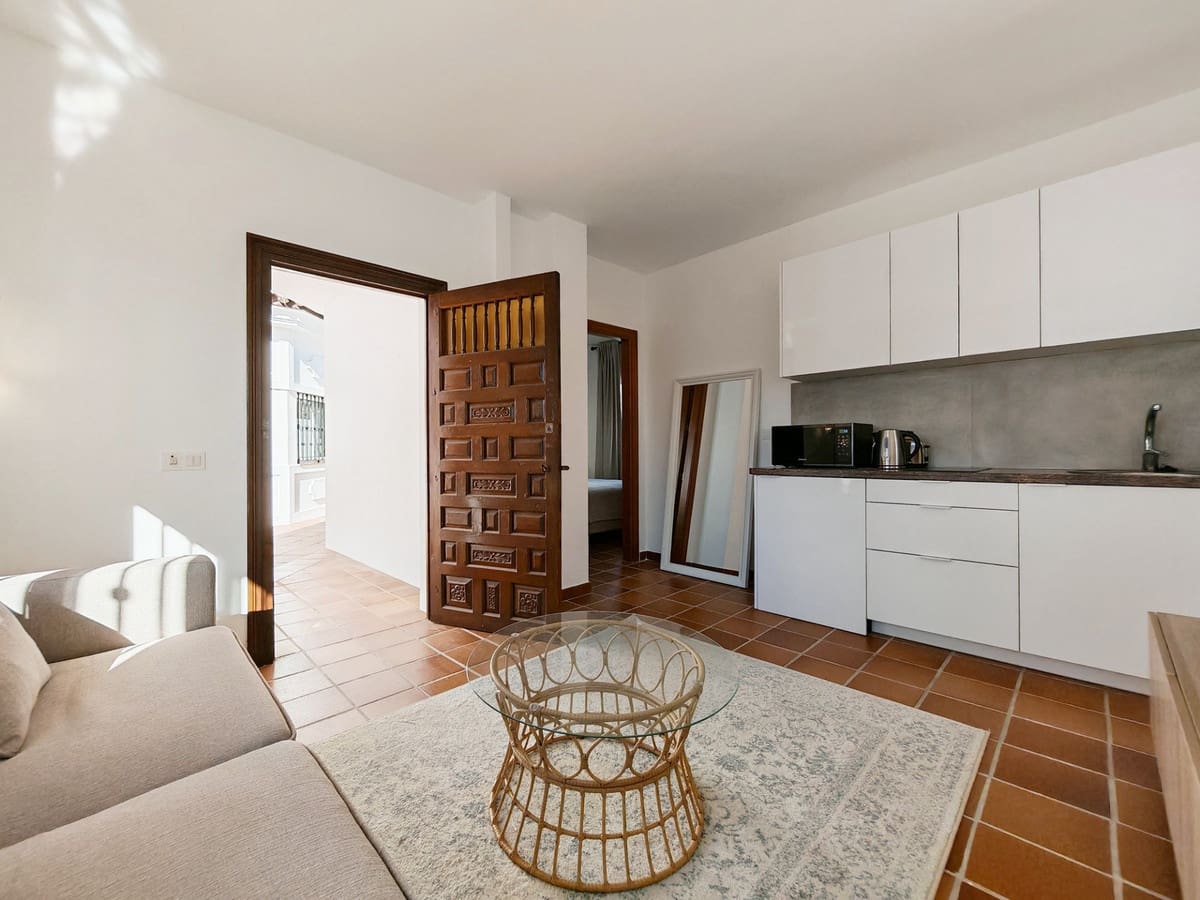 5 sypialnia Willa na sprzedaż w Las Chapas z basenem garażem - 2 350 000 € (Ref: 9502669)