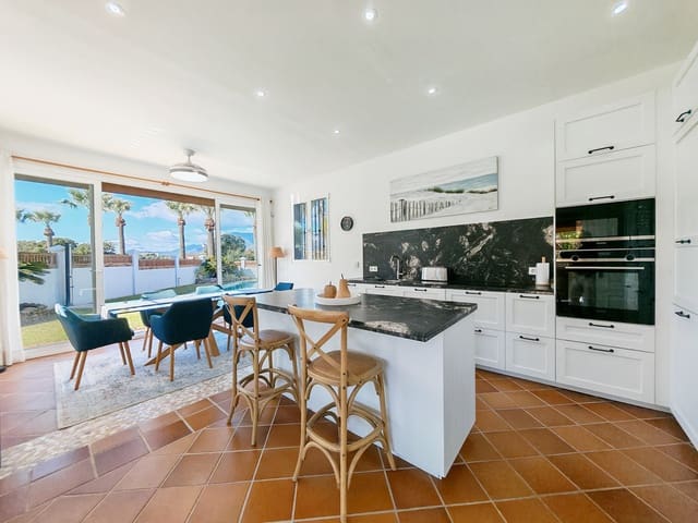 5 soveværelse Villa til salg i Las Chapas, Marbella med swimmingpool garage - € 2.350.000 (Ref: 9502669)