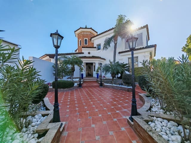 5 soveværelse Villa til salg i Las Chapas, Marbella med swimmingpool garage - € 2.350.000 (Ref: 9502669)