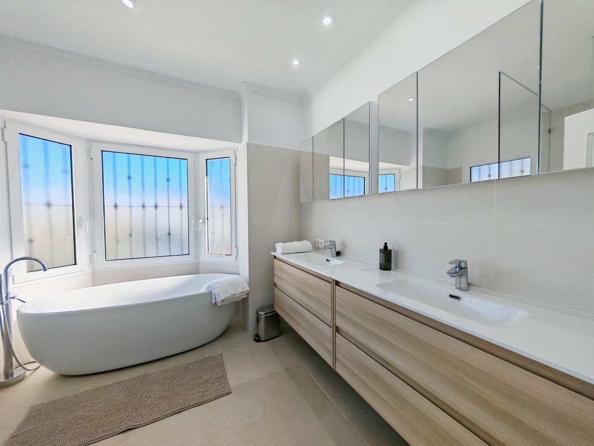 5 makuuhuone Huvila myytävänä paikassa Las Chapas mukana uima-altaan 
autotalli - 2 350 000 € (Ref: 9502669)