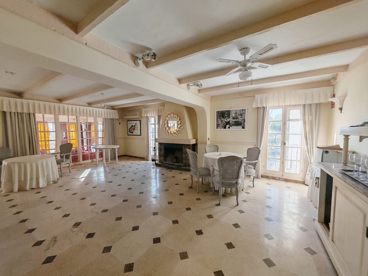 Restaurant/Bar for sale in Mijas with pool garage - € 1,495,000 (Ref: 9504242)