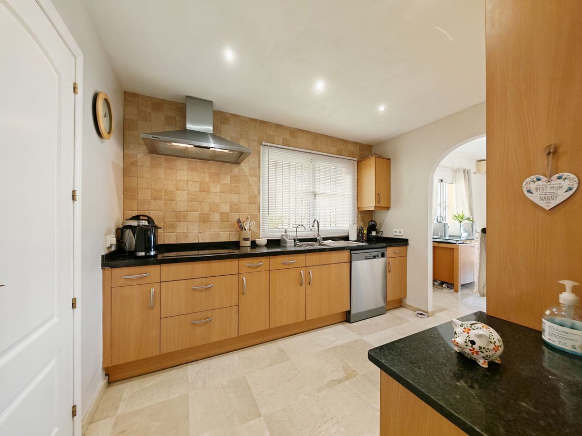 3 soverom Kjedet enebolig til salgs i Riviera del Sol med svømmebasseng garasje - € 499 500 (Ref: 9527645)