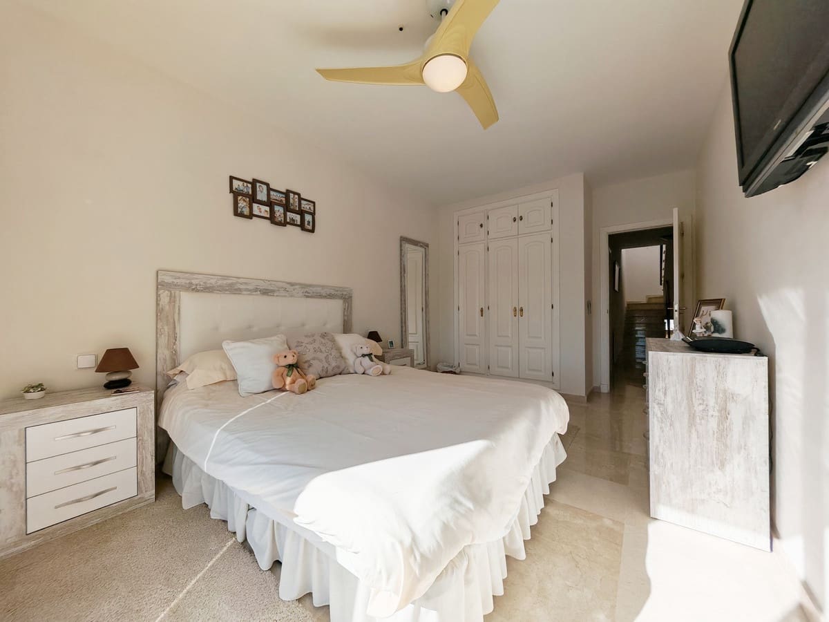 3 soverom Kjedet enebolig til salgs i Riviera del Sol med svømmebasseng garasje - € 499 500 (Ref: 9527645)