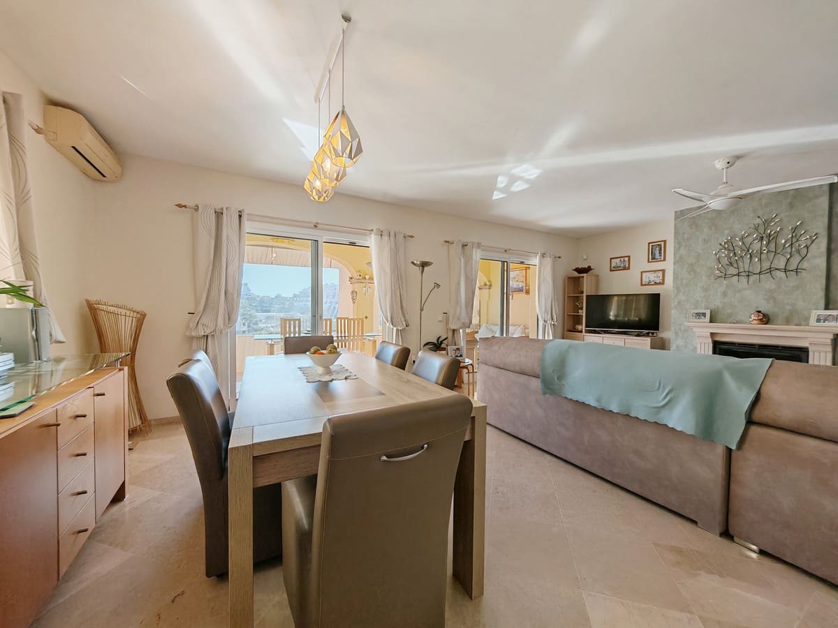 3 soverom Kjedet enebolig til salgs i Riviera del Sol med svømmebasseng garasje - € 499 500 (Ref: 9527645)