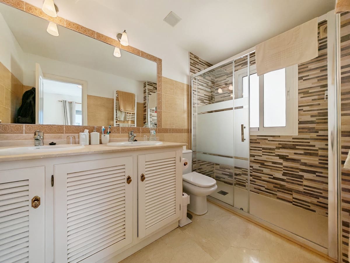 3 soverom Kjedet enebolig til salgs i Riviera del Sol med svømmebasseng garasje - € 499 500 (Ref: 9527645)