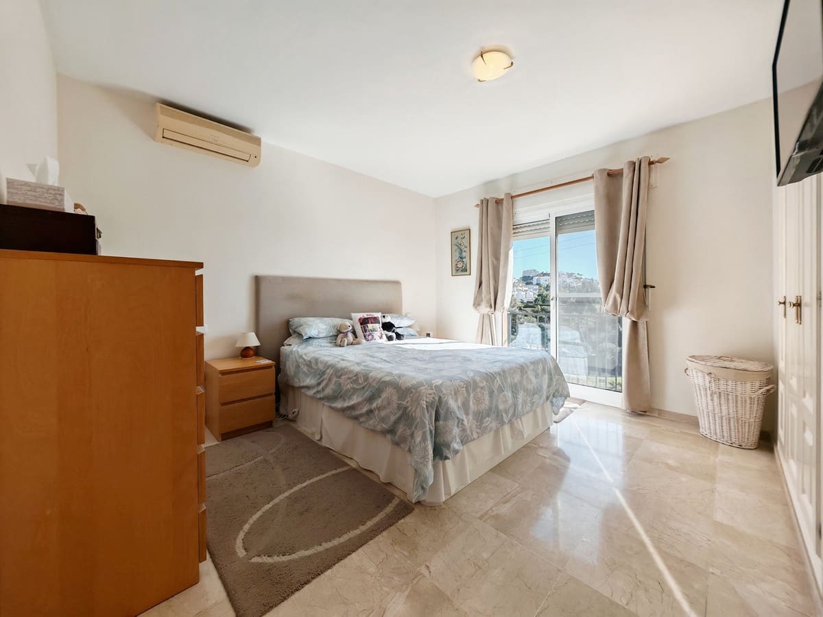 3 soverom Kjedet enebolig til salgs i Riviera del Sol med svømmebasseng garasje - € 499 500 (Ref: 9527645)