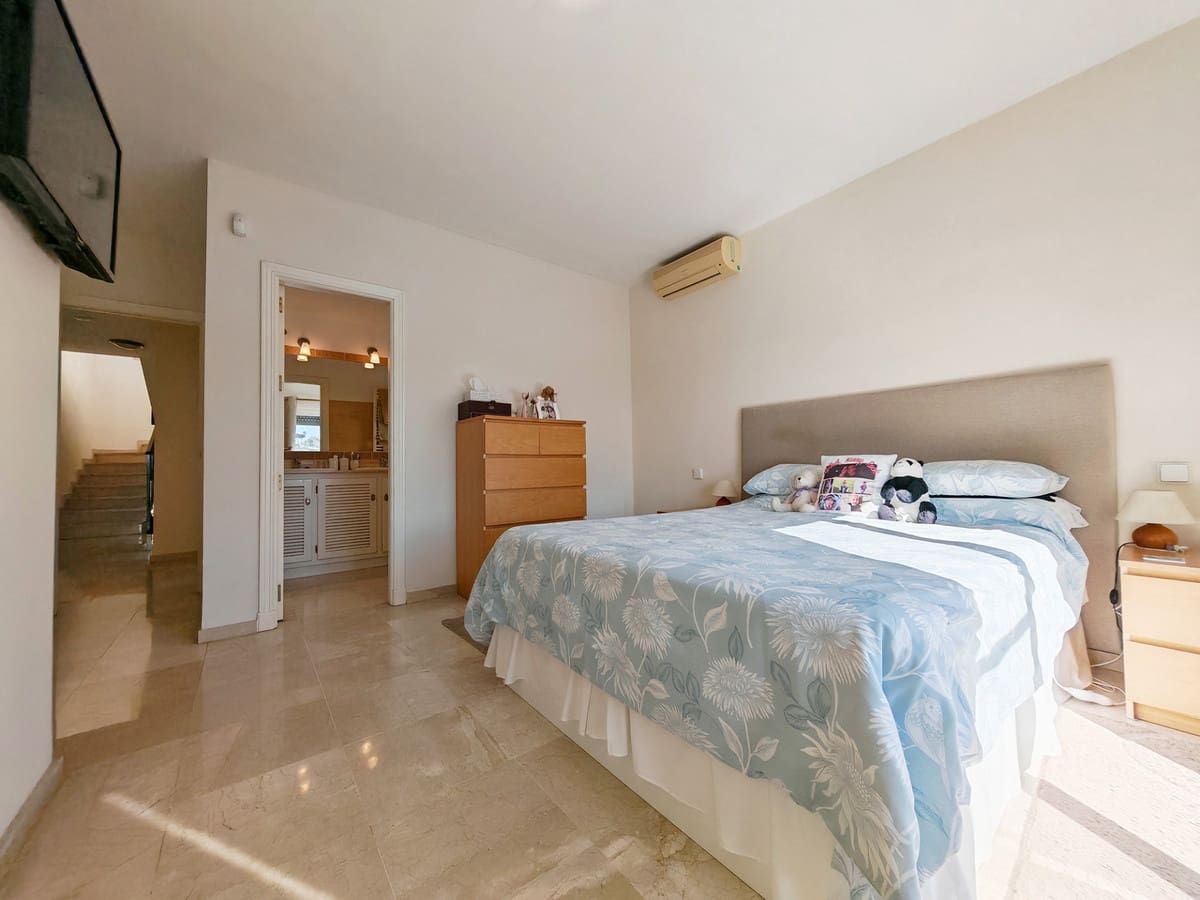 3 soverom Kjedet enebolig til salgs i Riviera del Sol med svømmebasseng garasje - € 499 500 (Ref: 9527645)