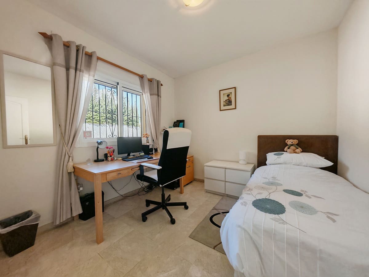 3 soverom Kjedet enebolig til salgs i Riviera del Sol med svømmebasseng garasje - € 499 500 (Ref: 9527645)