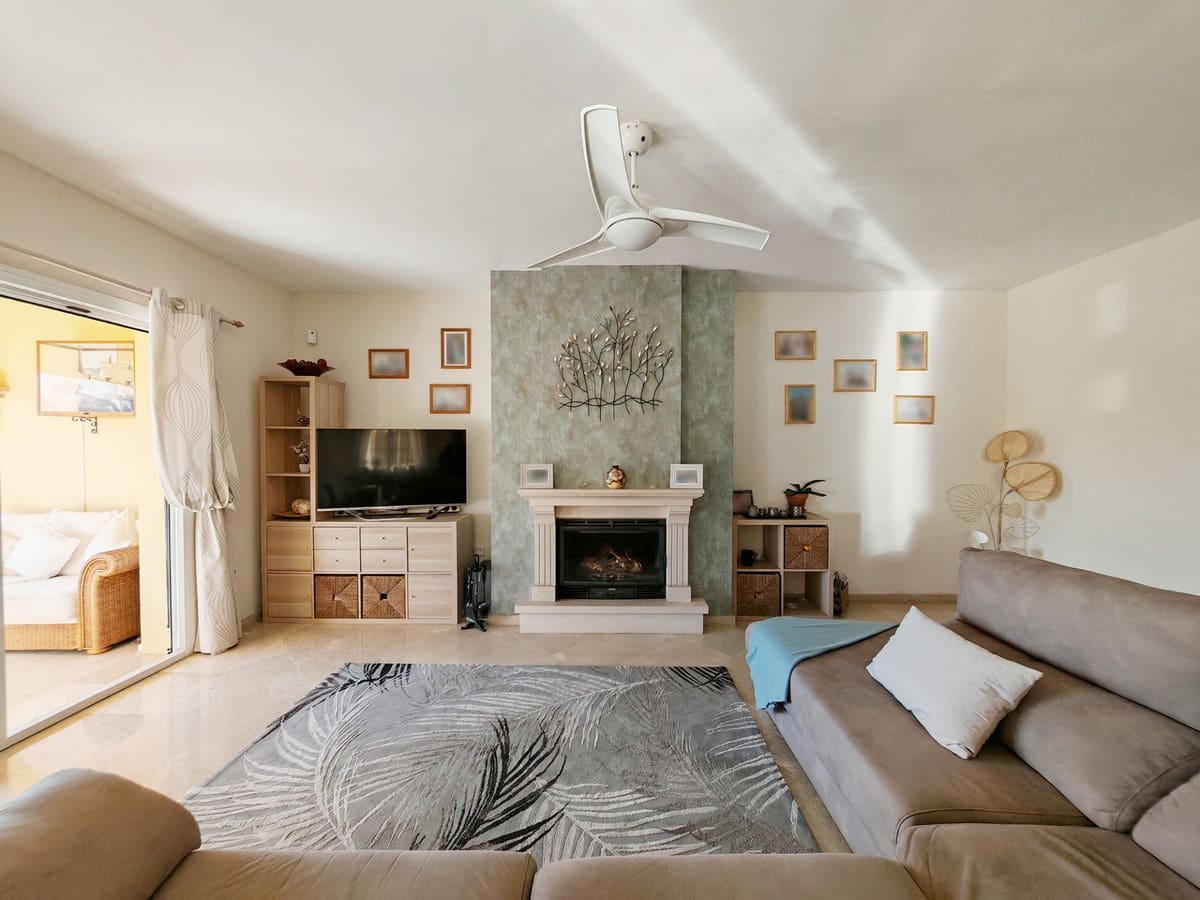 3 soverom Kjedet enebolig til salgs i Riviera del Sol med svømmebasseng garasje - € 499 500 (Ref: 9527645)