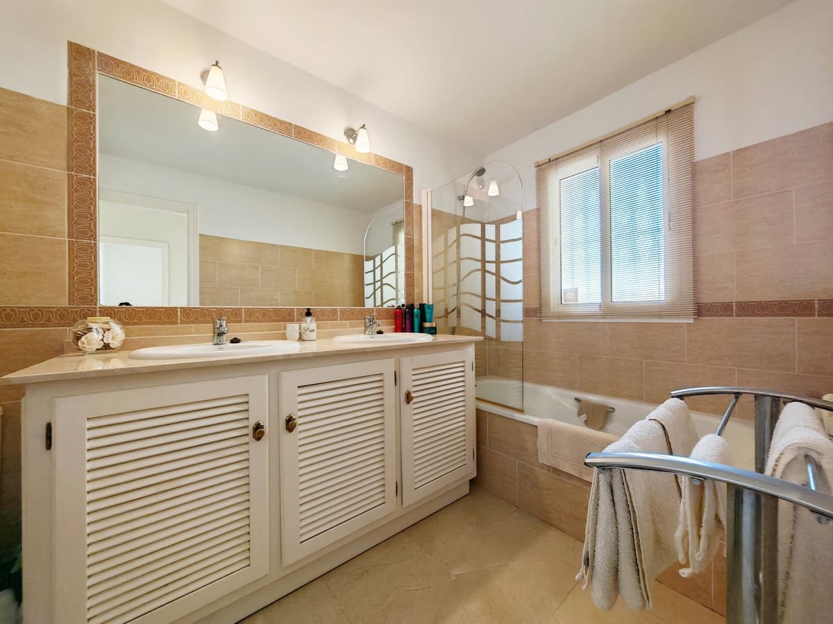 3 soverom Kjedet enebolig til salgs i Riviera del Sol med svømmebasseng garasje - € 499 500 (Ref: 9527645)