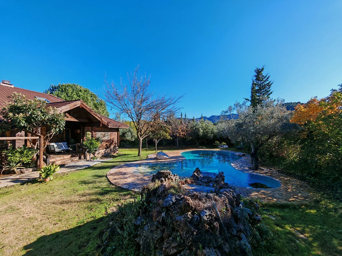 3 soveværelse Finca/Landehus til salg i Ojen med swimmingpool garage - € 595.000 (Ref: 9530476)