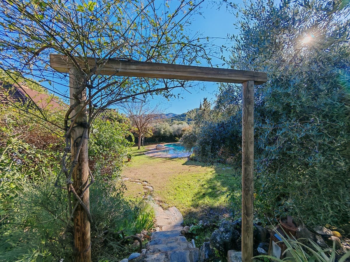 3 soveværelse Finca/Landehus til salg i Ojen med swimmingpool garage - € 595.000 (Ref: 9530476)