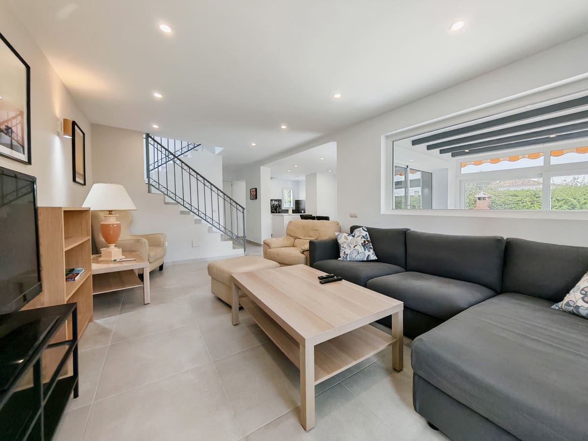 Maison de Ville de 3 chambres à louer à Calahonda avec piscine - 3 500 € (Ref: 9544469)