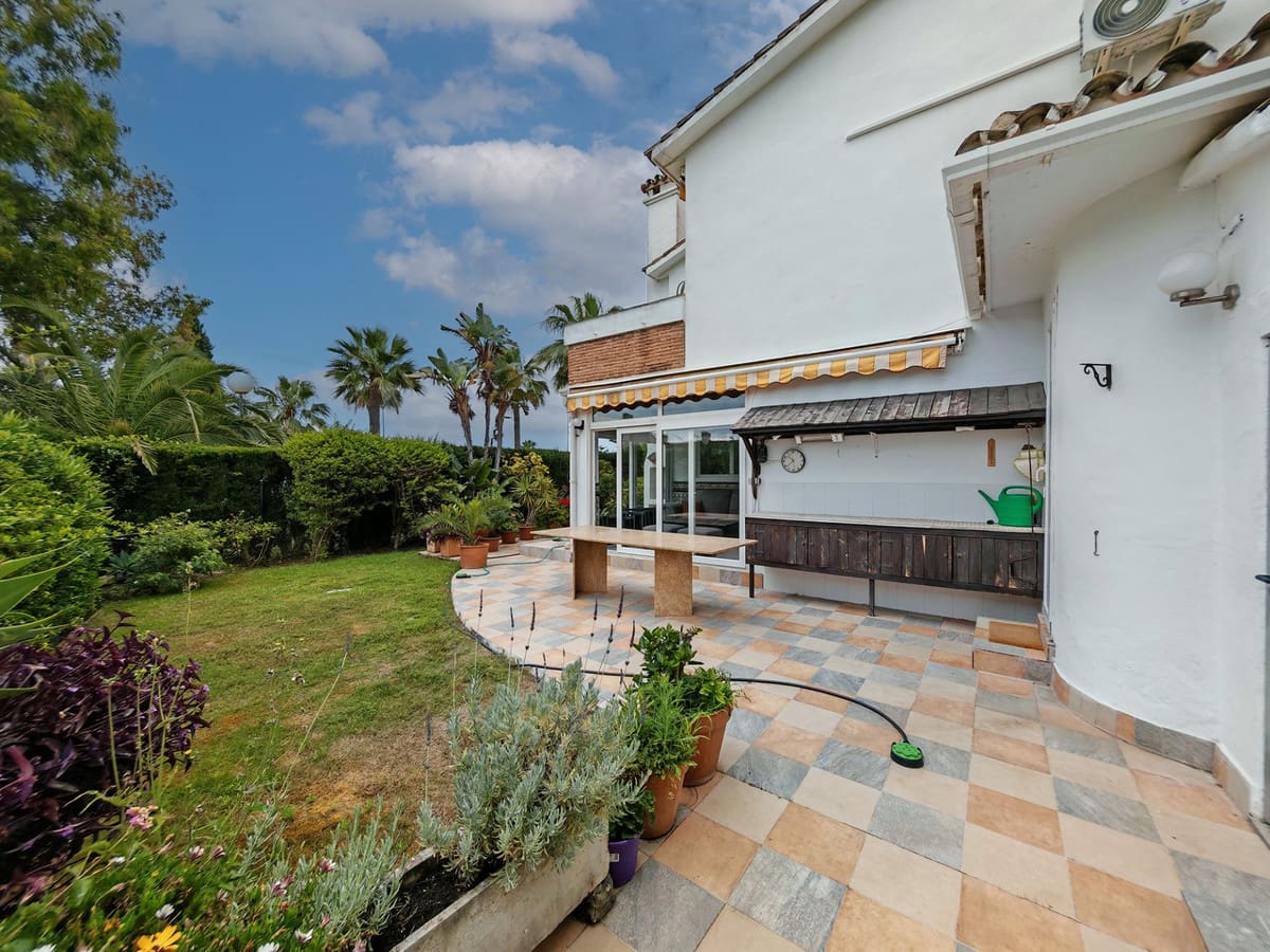 Maison de Ville de 3 chambres à louer à Calahonda avec piscine - 3 500 € (Ref: 9544469)