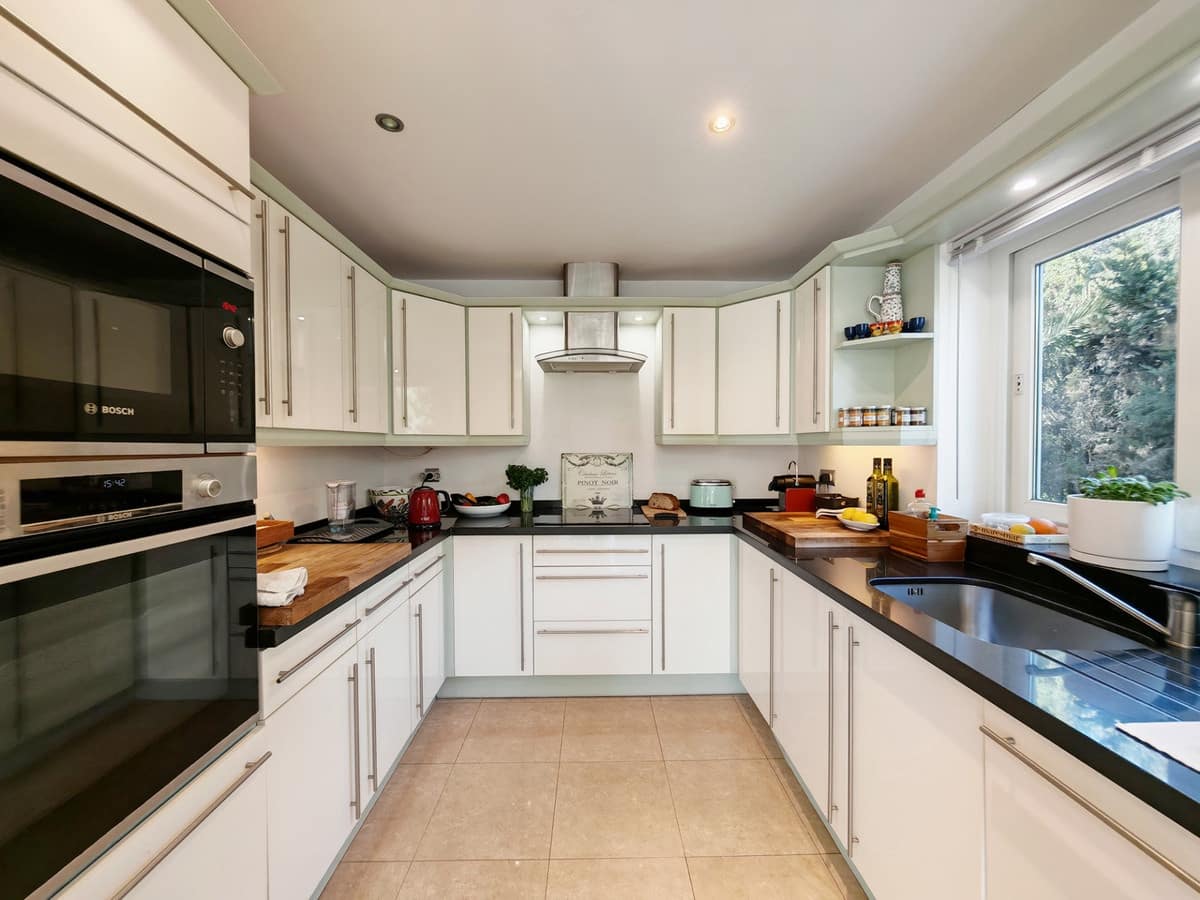 3 bedroom Villa for sale in Elviria with pool garage - € 905,000 (Ref: 9627535)