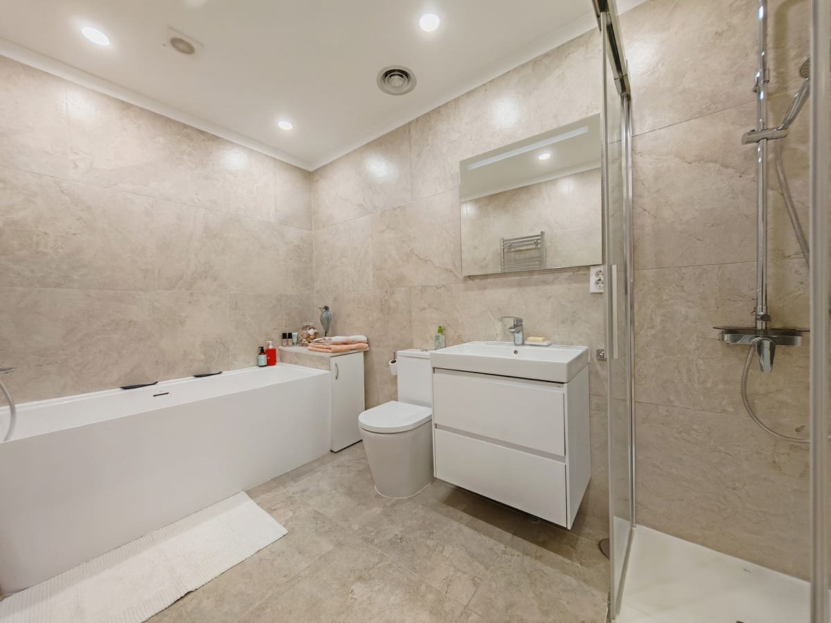 3 bedroom Villa for sale in Elviria with pool garage - € 905,000 (Ref: 9627535)