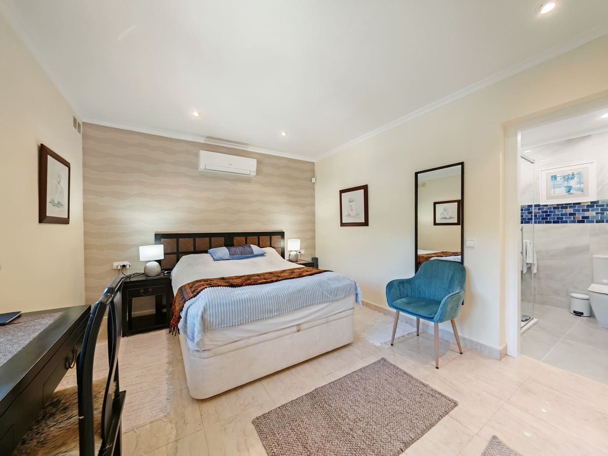 3 bedroom Villa for sale in Elviria with pool garage - € 905,000 (Ref: 9627535)