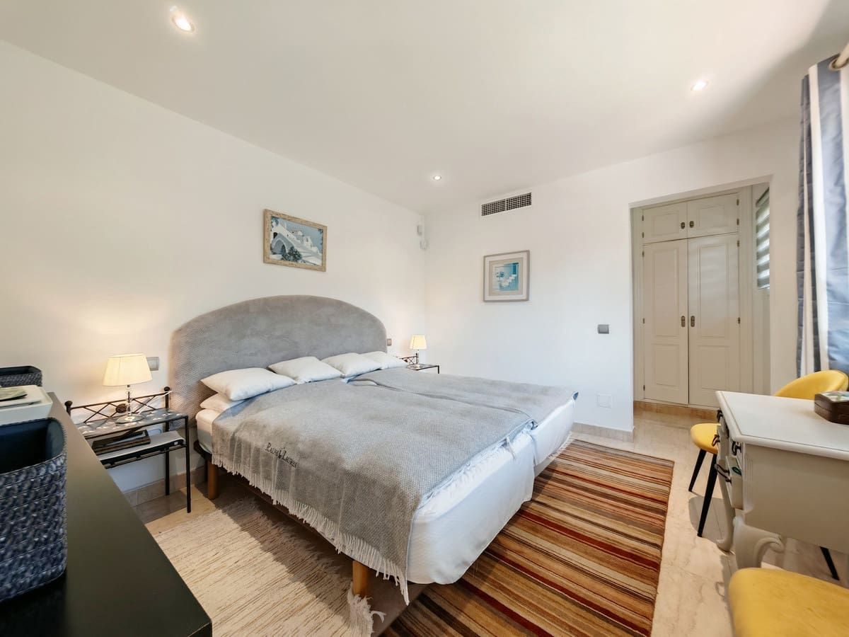 3 bedroom Villa for sale in Elviria with pool garage - € 905,000 (Ref: 9627535)