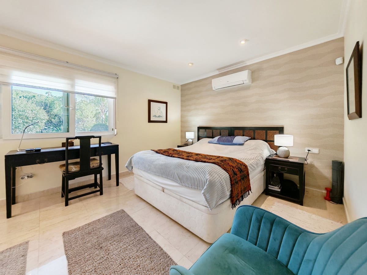 3 bedroom Villa for sale in Elviria with pool garage - € 905,000 (Ref: 9627535)