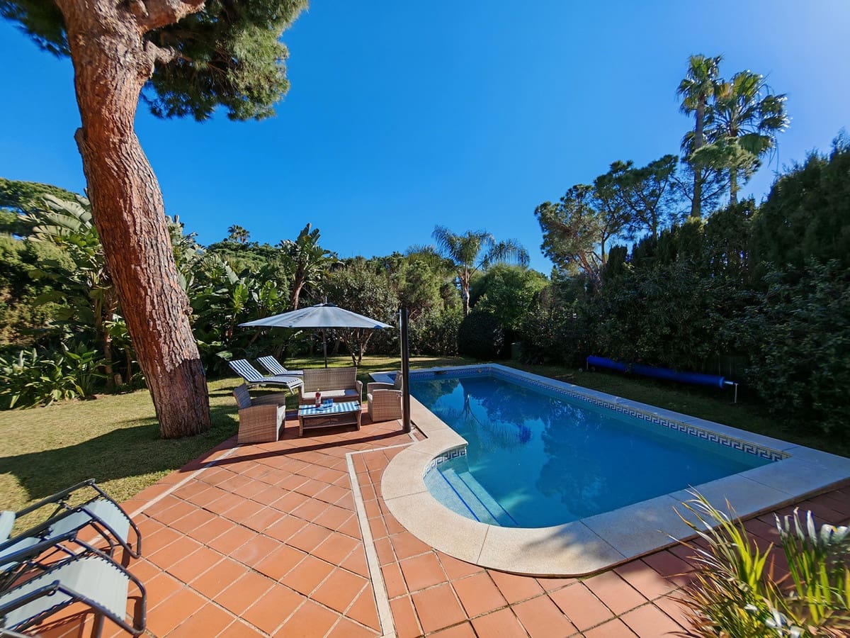3 bedroom Villa for sale in Elviria with pool garage - € 905,000 (Ref: 9627535)