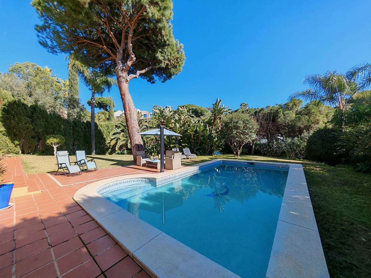 3 bedroom Villa for sale in Elviria with pool garage - € 905,000 (Ref: 9627535)