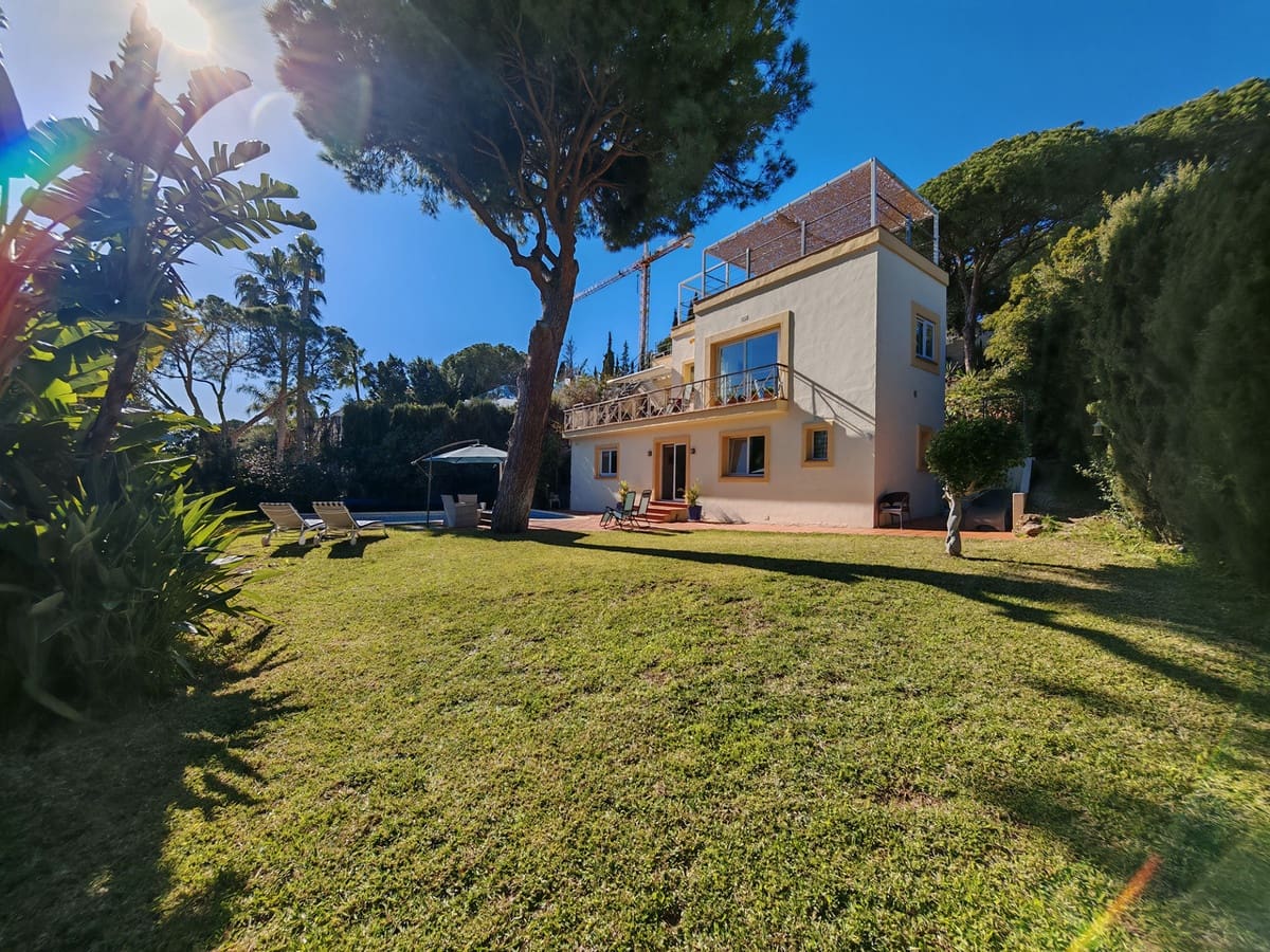 3 bedroom Villa for sale in Elviria with pool garage - € 905,000 (Ref: 9627535)