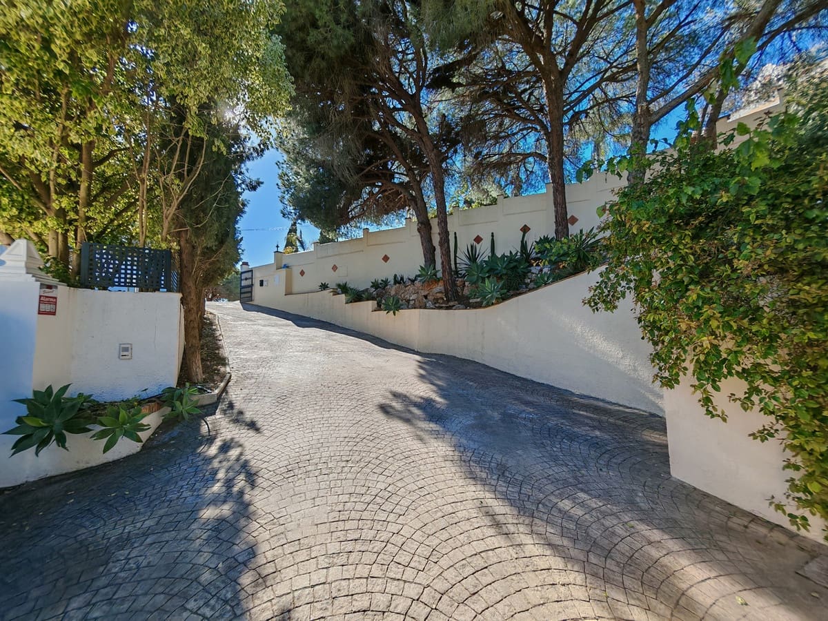 3 bedroom Villa for sale in Elviria with pool garage - € 905,000 (Ref: 9627535)