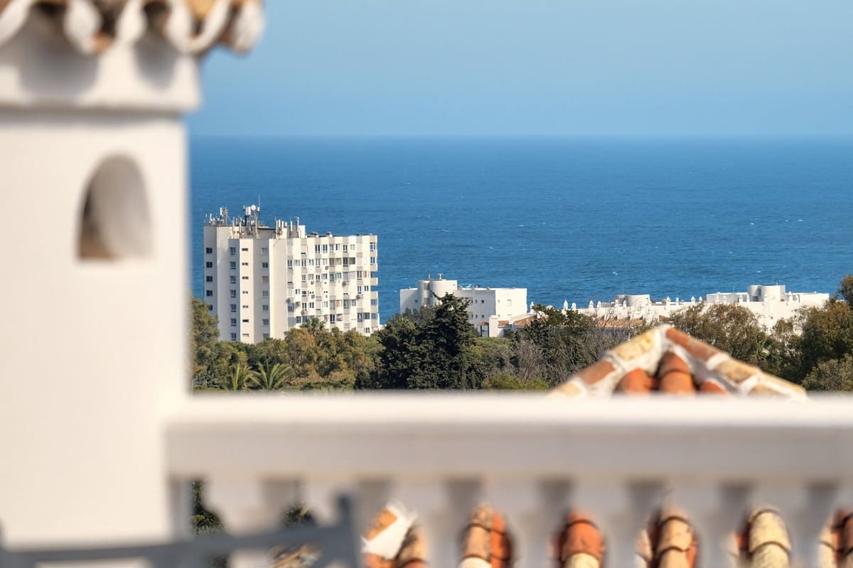 4 bedroom Villa for sale in Mijas Costa with pool garage - € 1,385,000 (Ref: 9637523)