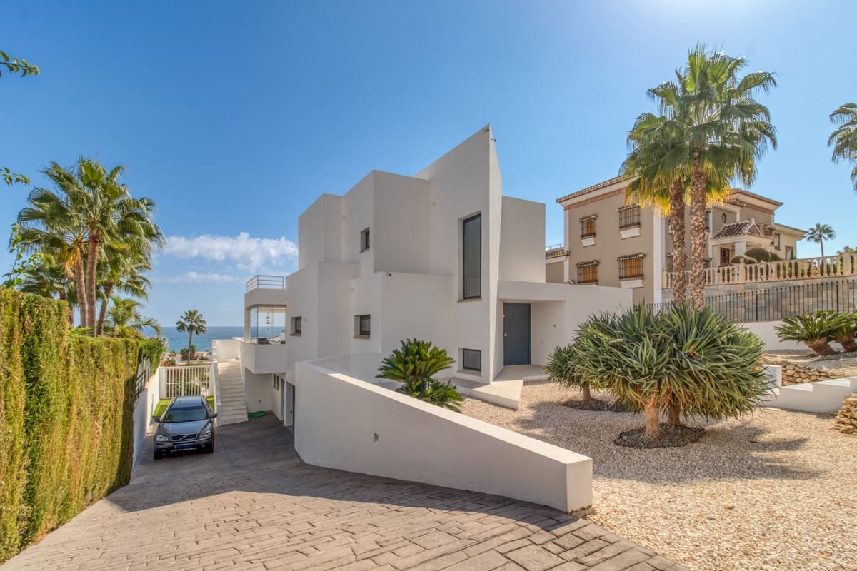 4 Zimmer Villa zu verkaufen in La Cala de Mijas mit Pool Garage - 2.395.000 € (Ref: 9670597)