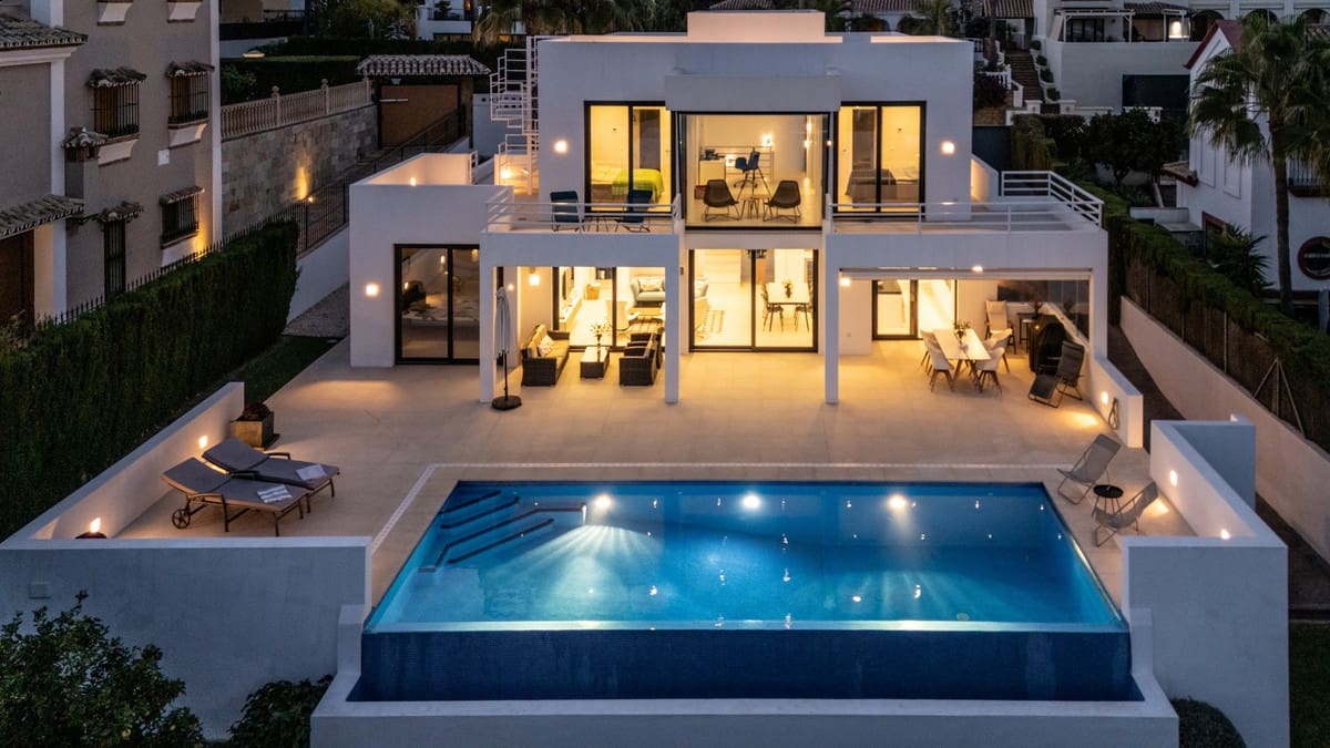 4 bedroom Villa for sale in La Cala de Mijas with pool garage - € 2,395,000 (Ref: 9670597)