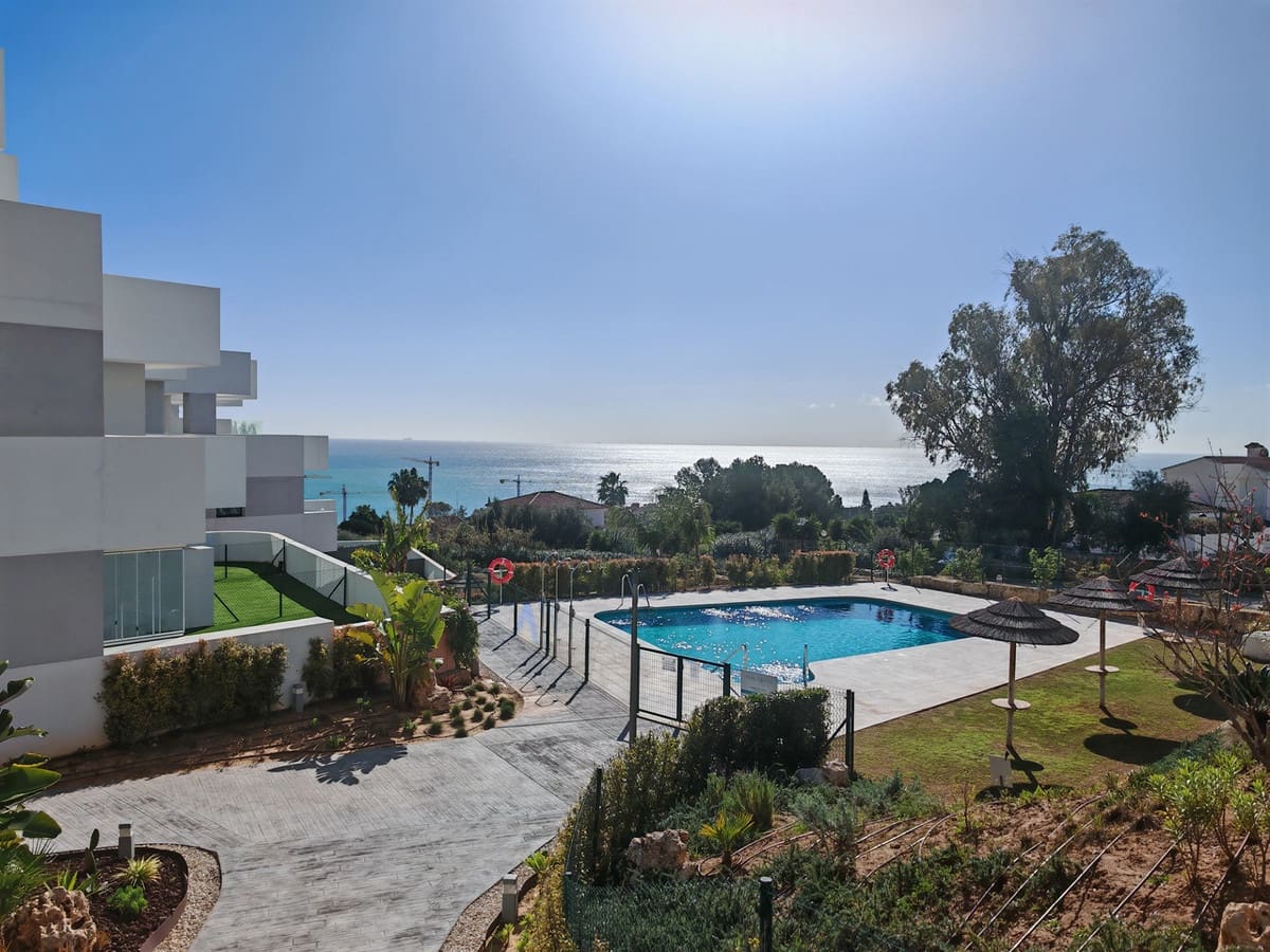 2 bedroom Apartment for sale in Manilva with pool garage - € 399,000 (Ref: 9675968)