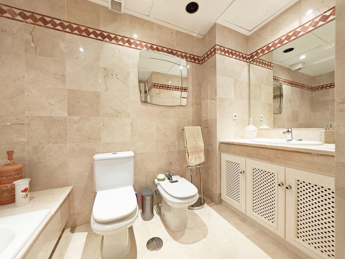 2 bedroom Apartment for sale in Marbella with pool garage - € 660,000 (Ref: 9699237)