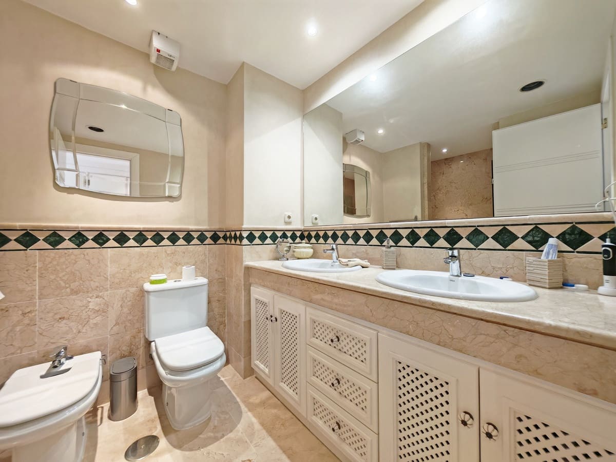 2 bedroom Apartment for sale in Marbella with pool garage - € 660,000 (Ref: 9699237)