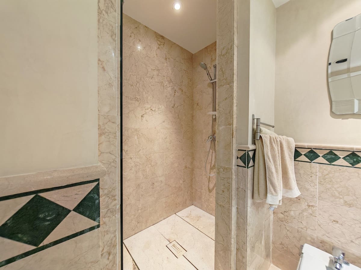 2 bedroom Apartment for sale in Marbella with pool garage - € 660,000 (Ref: 9699237)