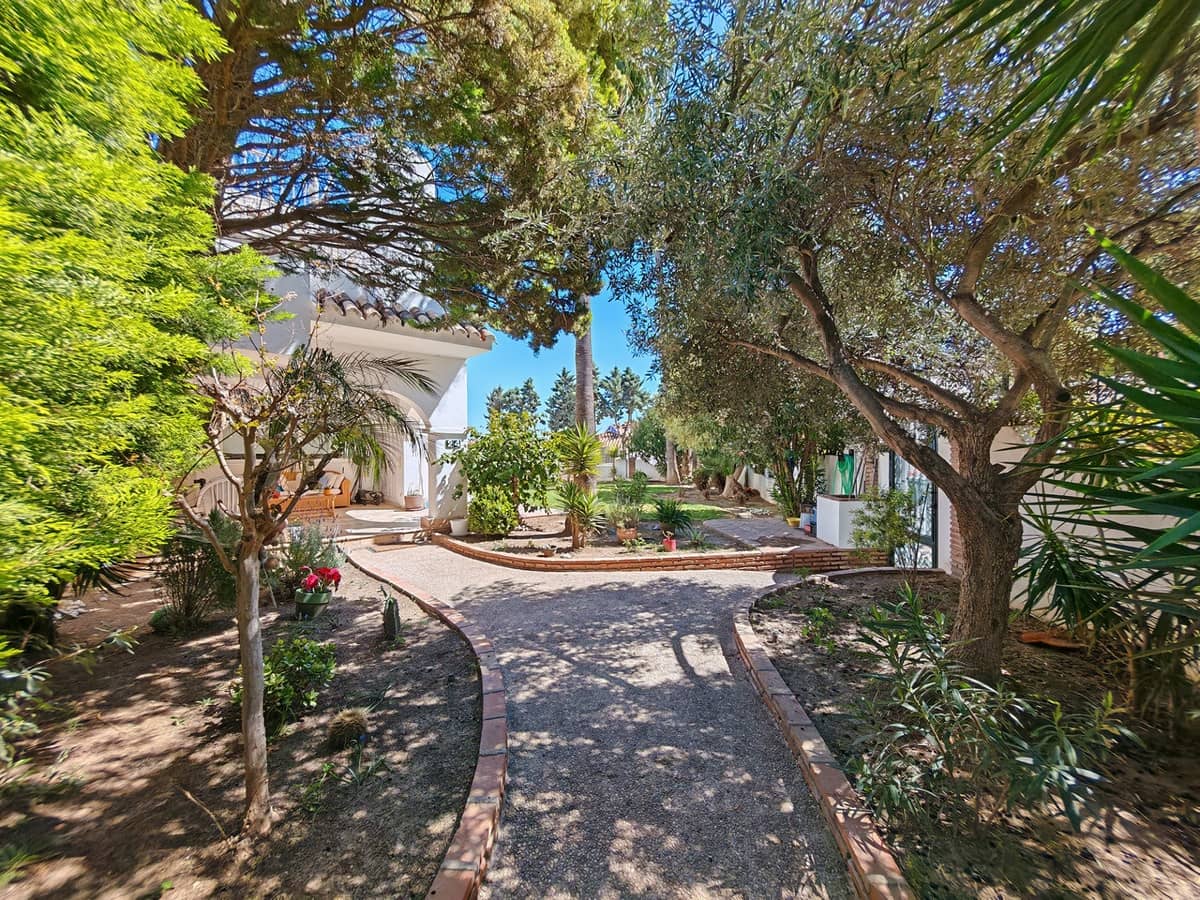 5 bedroom Semi-detached Villa for sale in Benalmadena with pool garage - € 897,000 (Ref: 9741713)