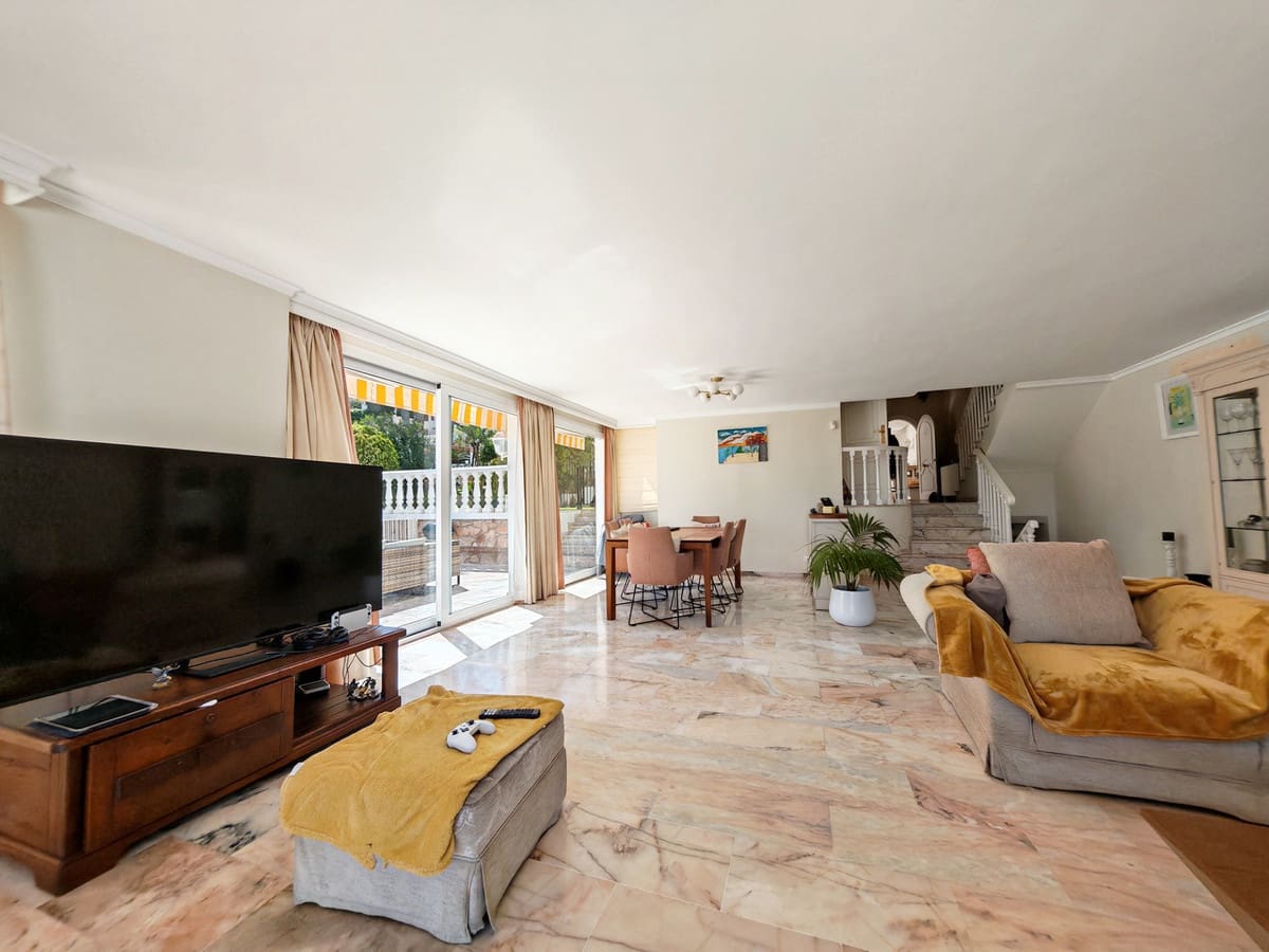 5 bedroom Semi-detached Villa for sale in Benalmadena with pool garage - € 869,000 (Ref: 9741713)
