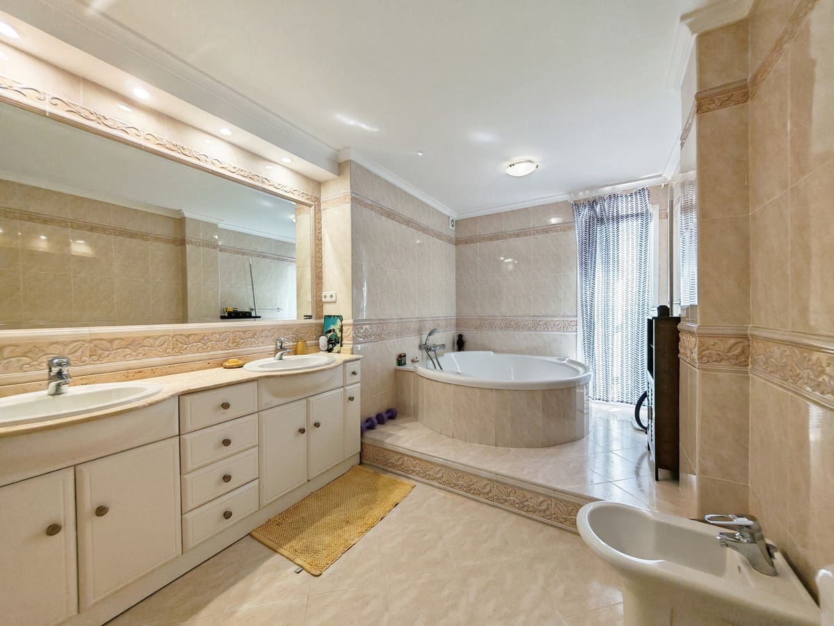 5 bedroom Semi-detached Villa for sale in Benalmadena with pool garage - € 869,000 (Ref: 9741713)