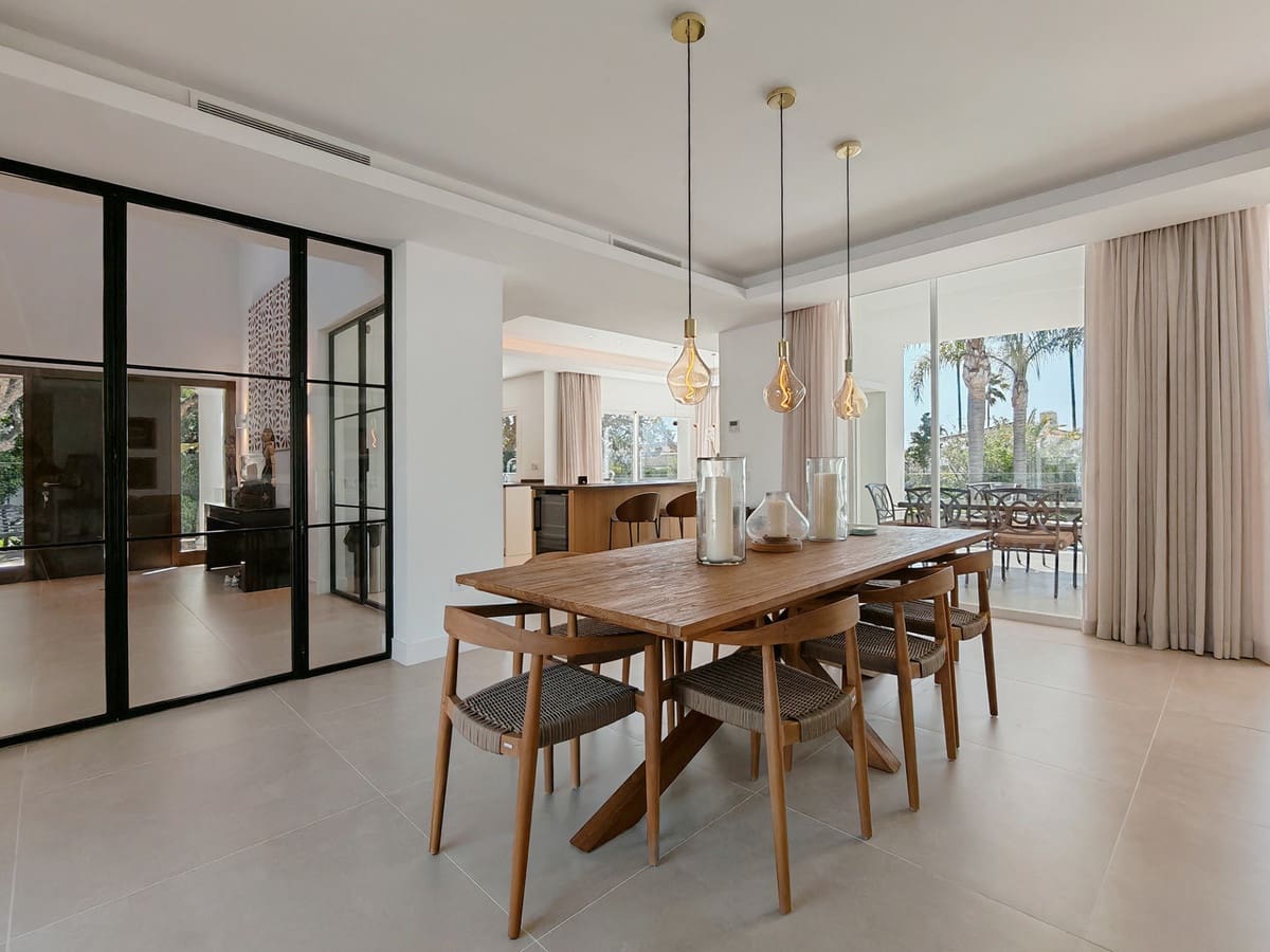 4 bedroom Villa for sale in Elviria with pool garage - € 2,850,000 (Ref: 9744126)