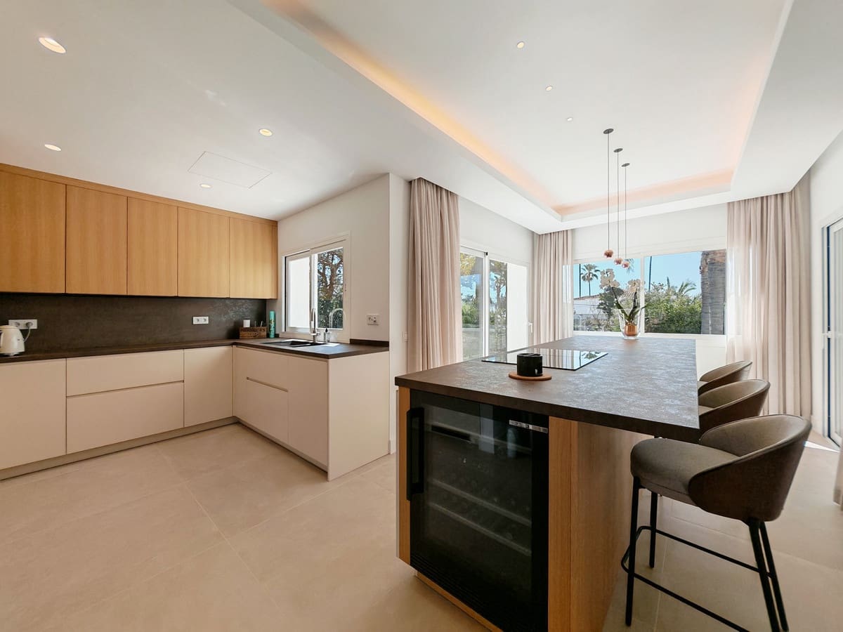 4 bedroom Villa for sale in Elviria with pool garage - € 2,850,000 (Ref: 9744126)