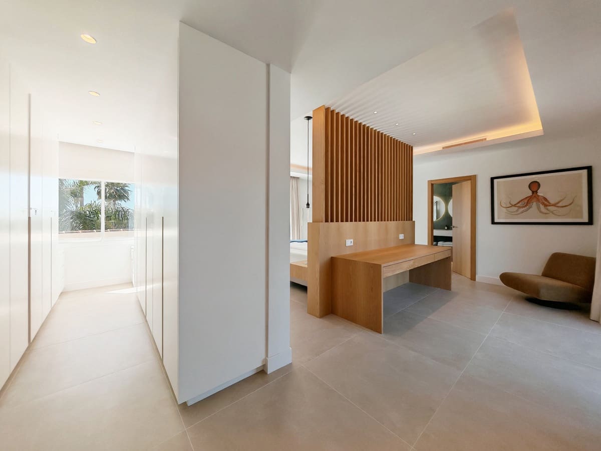 4 bedroom Villa for sale in Elviria with pool garage - € 2,850,000 (Ref: 9744126)