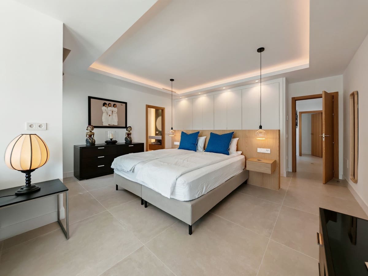 4 bedroom Villa for sale in Elviria with pool garage - € 2,850,000 (Ref: 9744126)