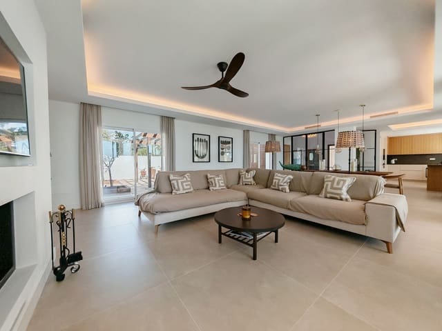 4 bedroom Villa for sale in Elviria, Marbella with pool garage - € 2,850,000 (Ref: 9744126)