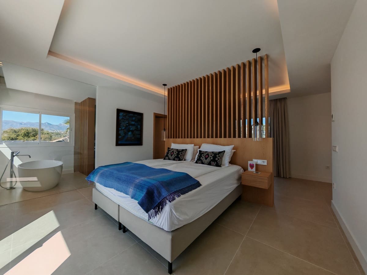 4 bedroom Villa for sale in Elviria with pool garage - € 2,850,000 (Ref: 9744126)