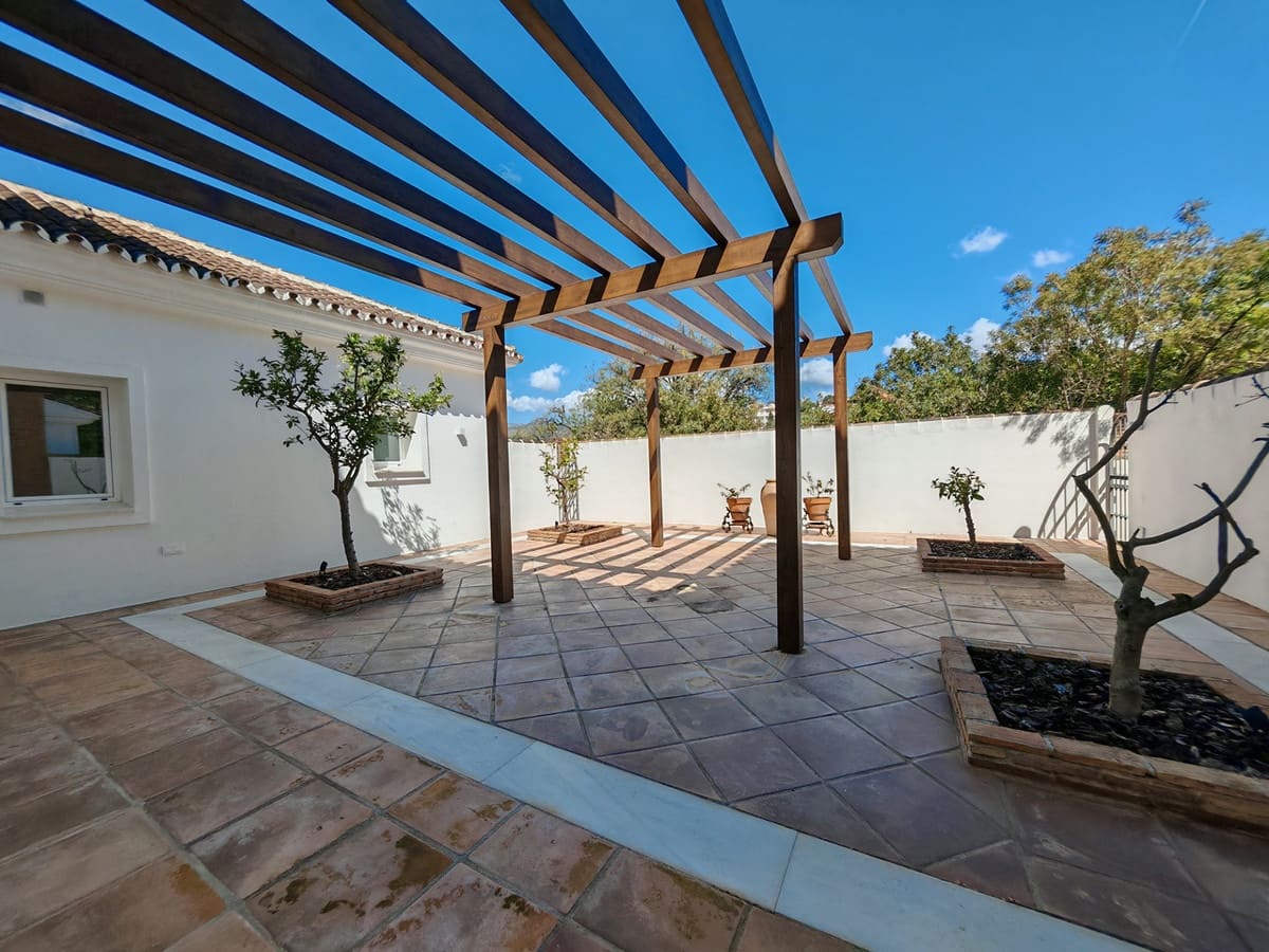 4 bedroom Villa for sale in Elviria with pool garage - € 2,850,000 (Ref: 9744126)