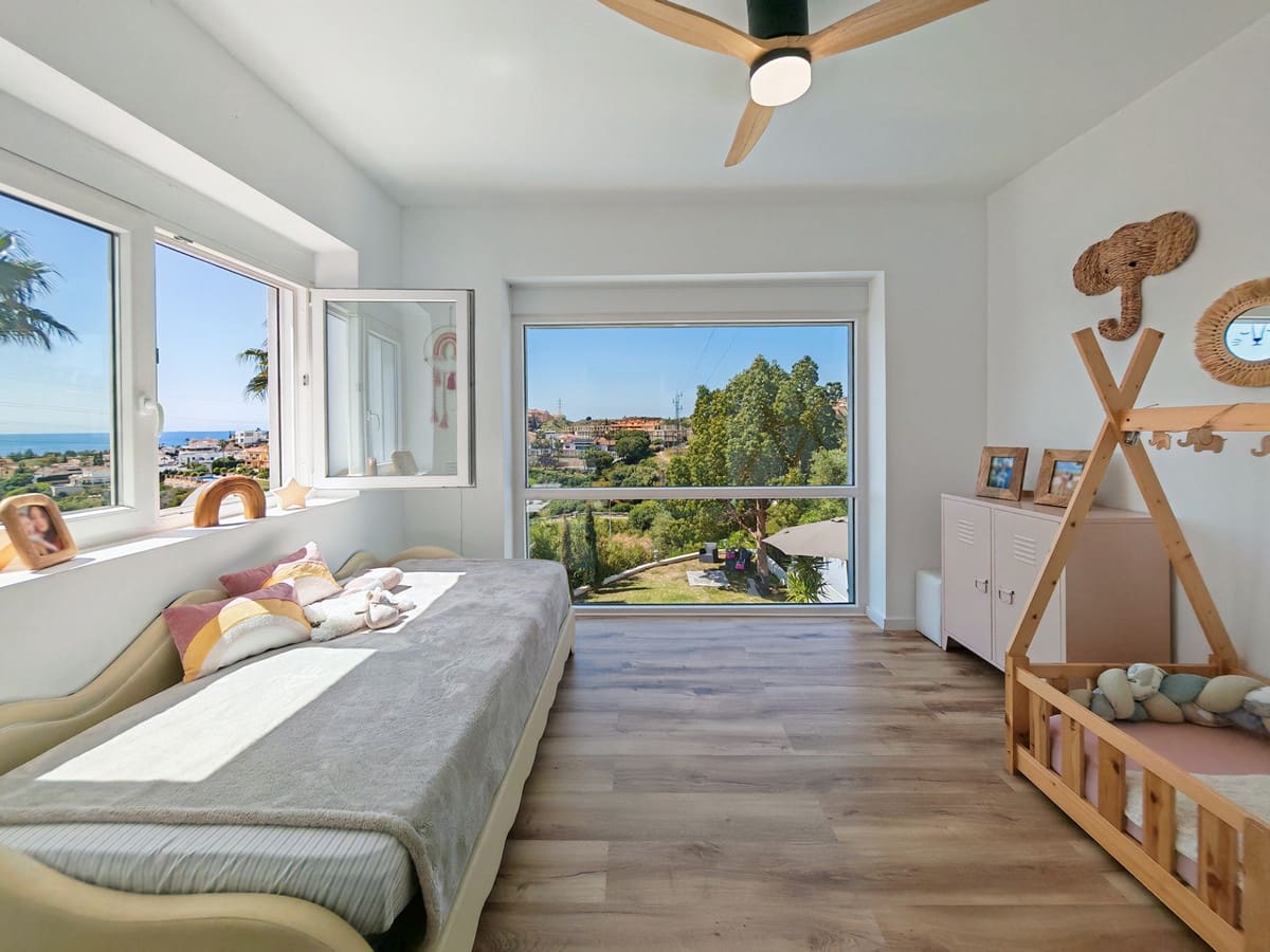 3 slaapkamer Villa te koop in Riviera del Sol met zwembad garage - € 1.280.000 (Ref: 9751979)