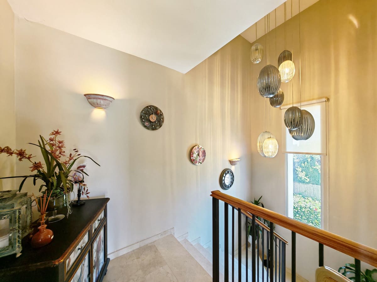 4 quarto Moradia para venda em Calahonda com piscina - 1 150 000 € (Ref: 9788368)