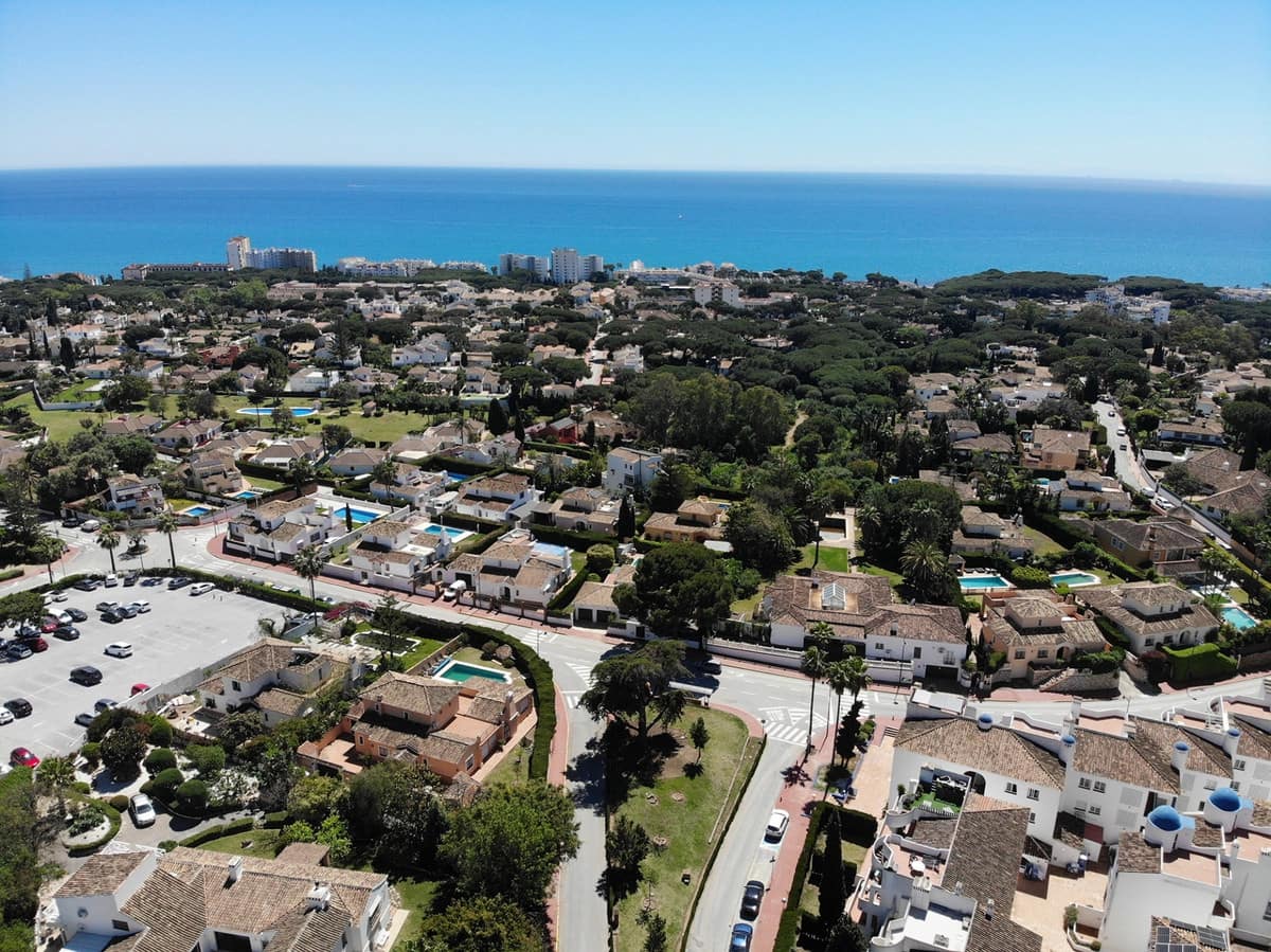 4 quarto Moradia para venda em Calahonda com piscina - 1 150 000 € (Ref: 9788368)