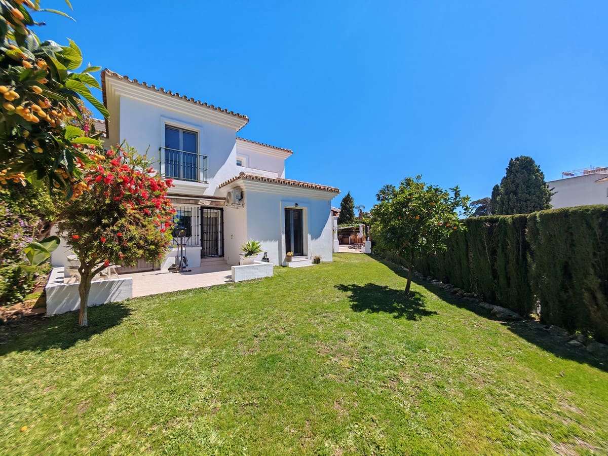 4 quarto Moradia para venda em Calahonda com piscina - 1 150 000 € (Ref: 9788368)