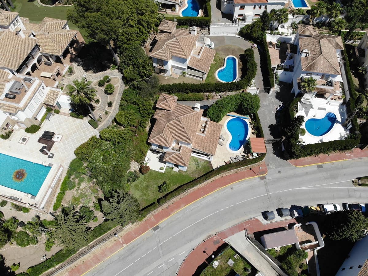 4 quarto Moradia para venda em Calahonda com piscina - 1 150 000 € (Ref: 9788368)