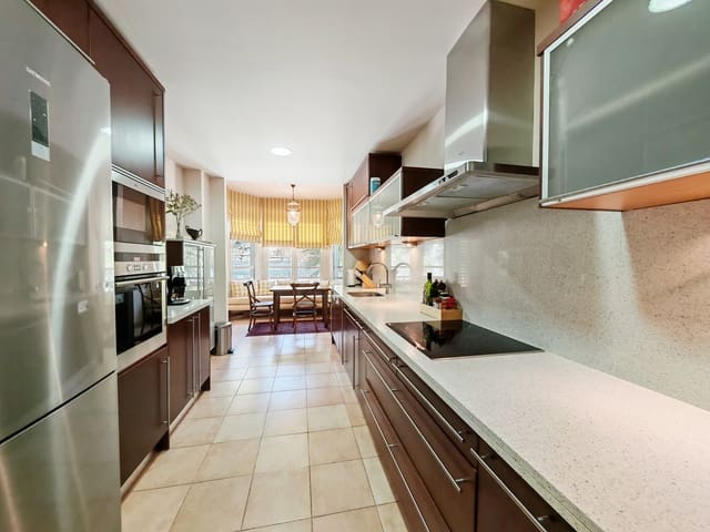 3 soverom Leilighet til leie i Marbella med svømmebasseng garasje - € 3 800 (Ref: 9807926)